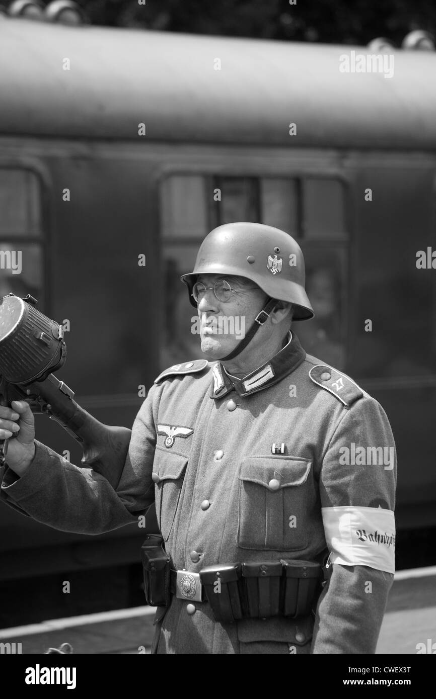Soldato tedesco sulla piattaforma ferroviaria con heavy machine gun Foto Stock
