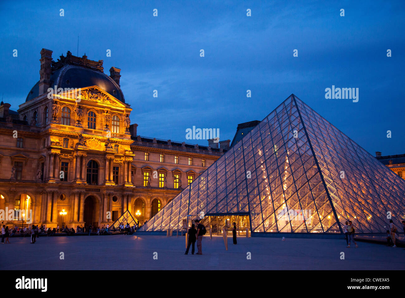 La piramide di vetro nella cour Napoleone con Ala Richelieu del Louvre in background in Parigi Foto Stock