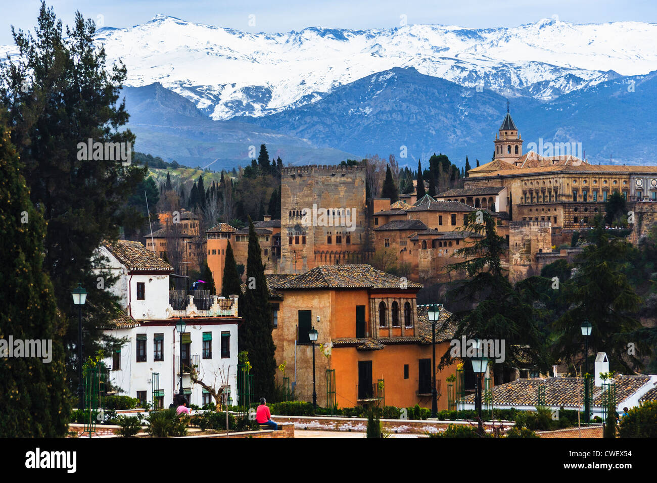 Alhambra, Albayzin e cime della Sierra Nevada in Granada, Spagna Foto Stock