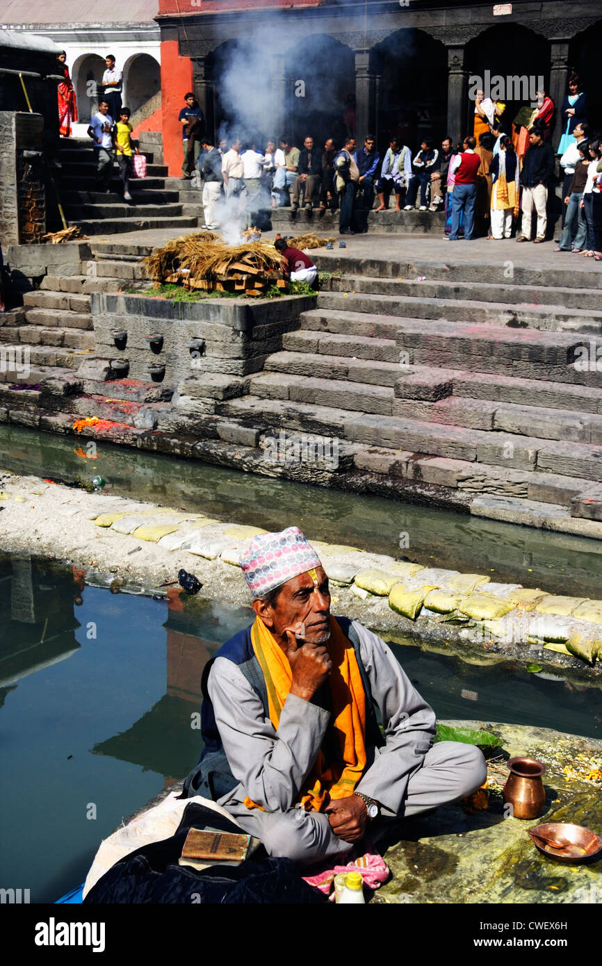 Bramino cremazione e al Tempio di Pashupatinath, Kathmandu, Nepal Foto Stock