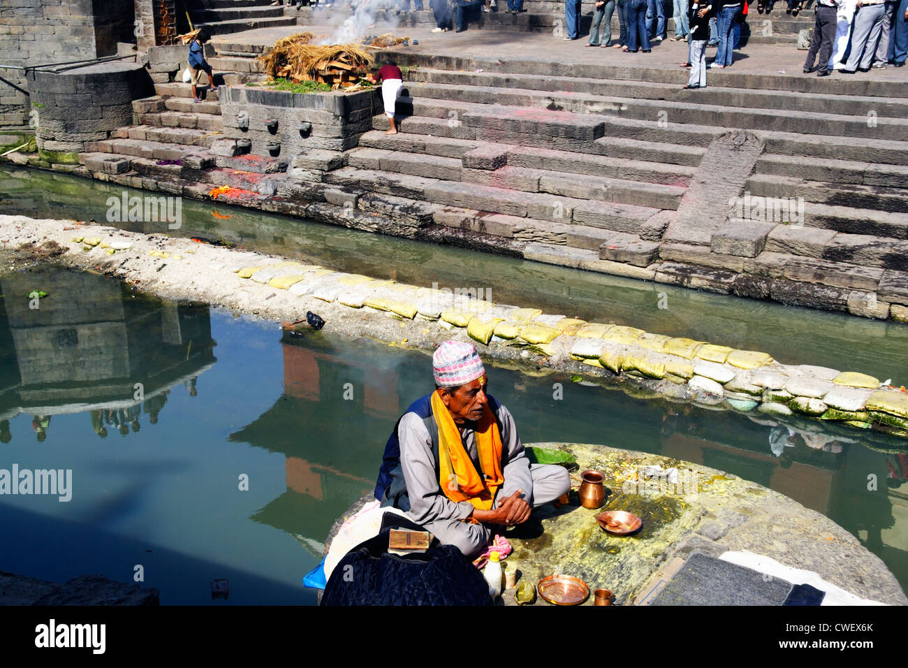 Bramino cremazione e al Tempio di Pashupatinath, Kathmandu, Nepal Foto Stock