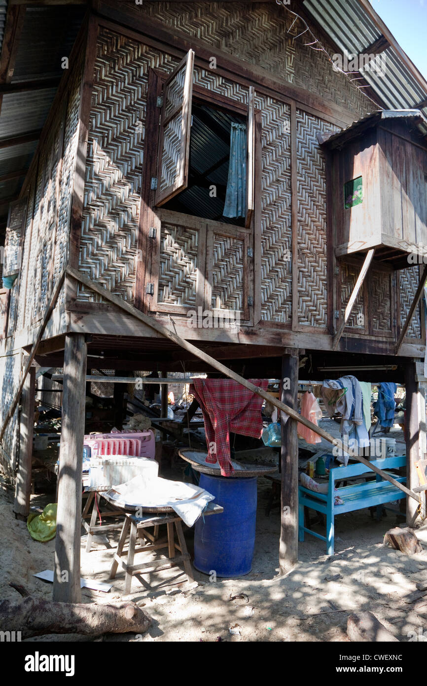 Myanmar Birmania. Mingun, vicino a Mandalay. Tipico borgo rurale Casa. Foto Stock