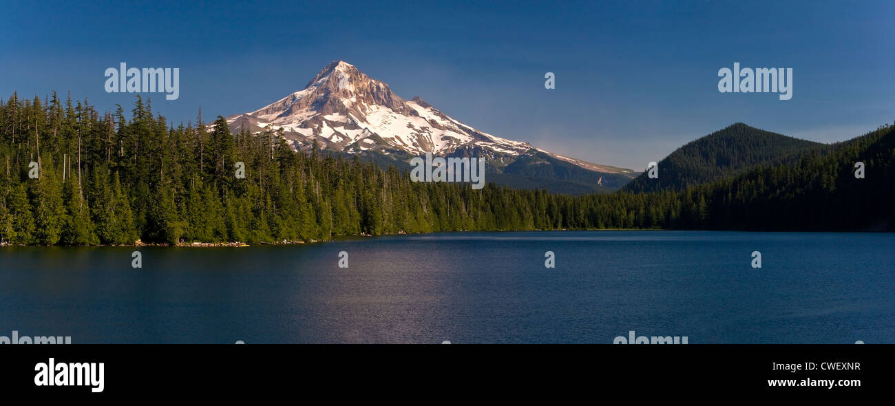Lago perduto, Oregon, con il monte Cofano in background su un pomeriggio di estate Foto Stock