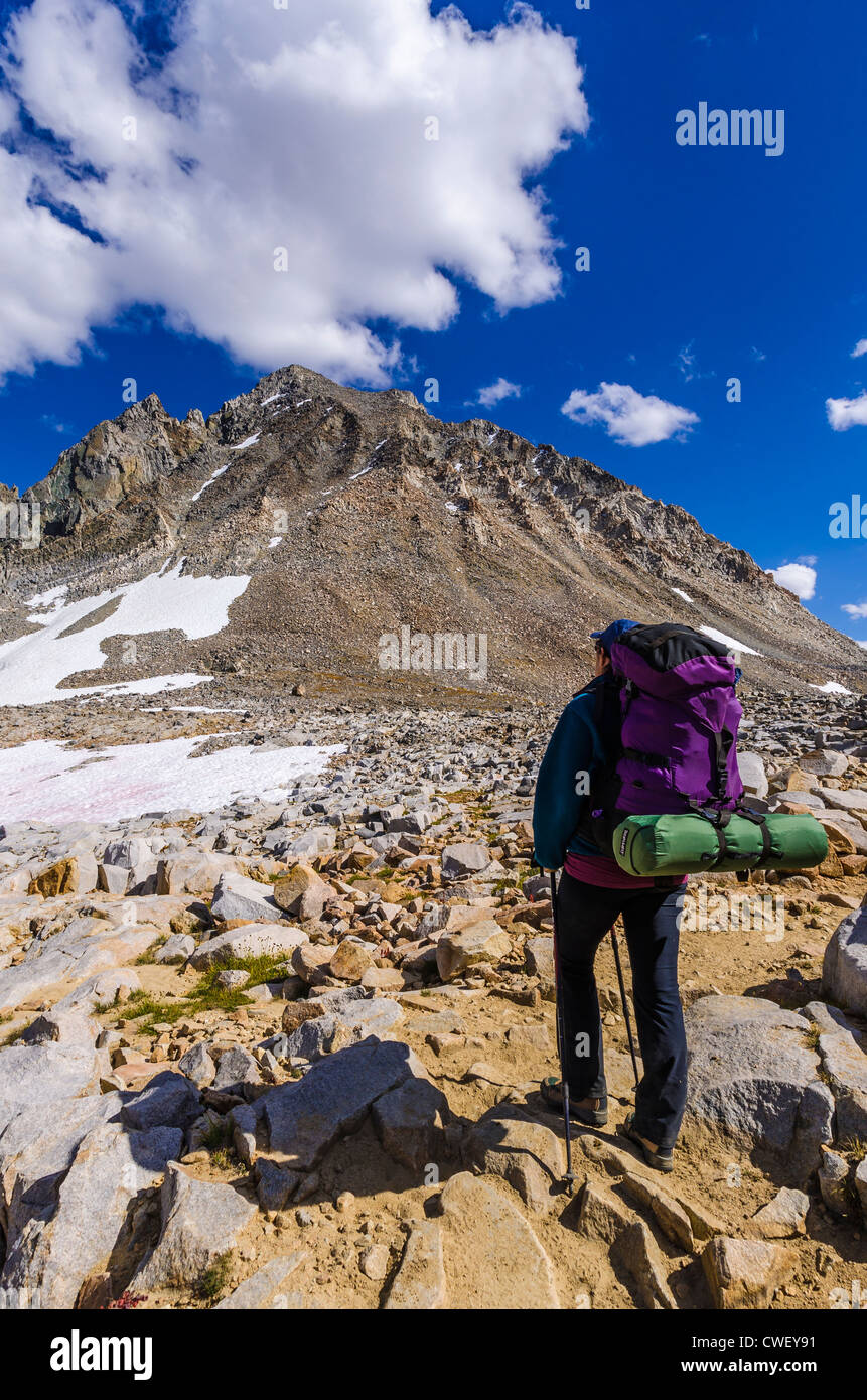 Backpacker sul Vescovo il sentiero passa sotto il monte Agassiz, John Muir Wilderness, Sierra Nevada, in California, Stati Uniti d'America Foto Stock