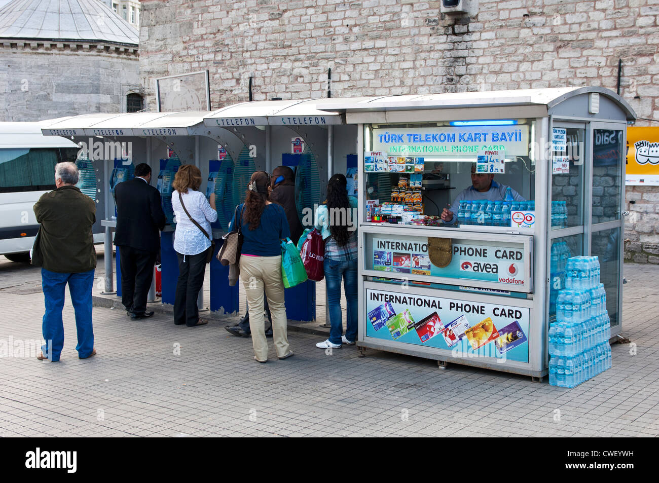 Salers punto per le schede telefoniche e cabine telefoniche a Piazza Taksim, Istanbul, Turchia Foto Stock
