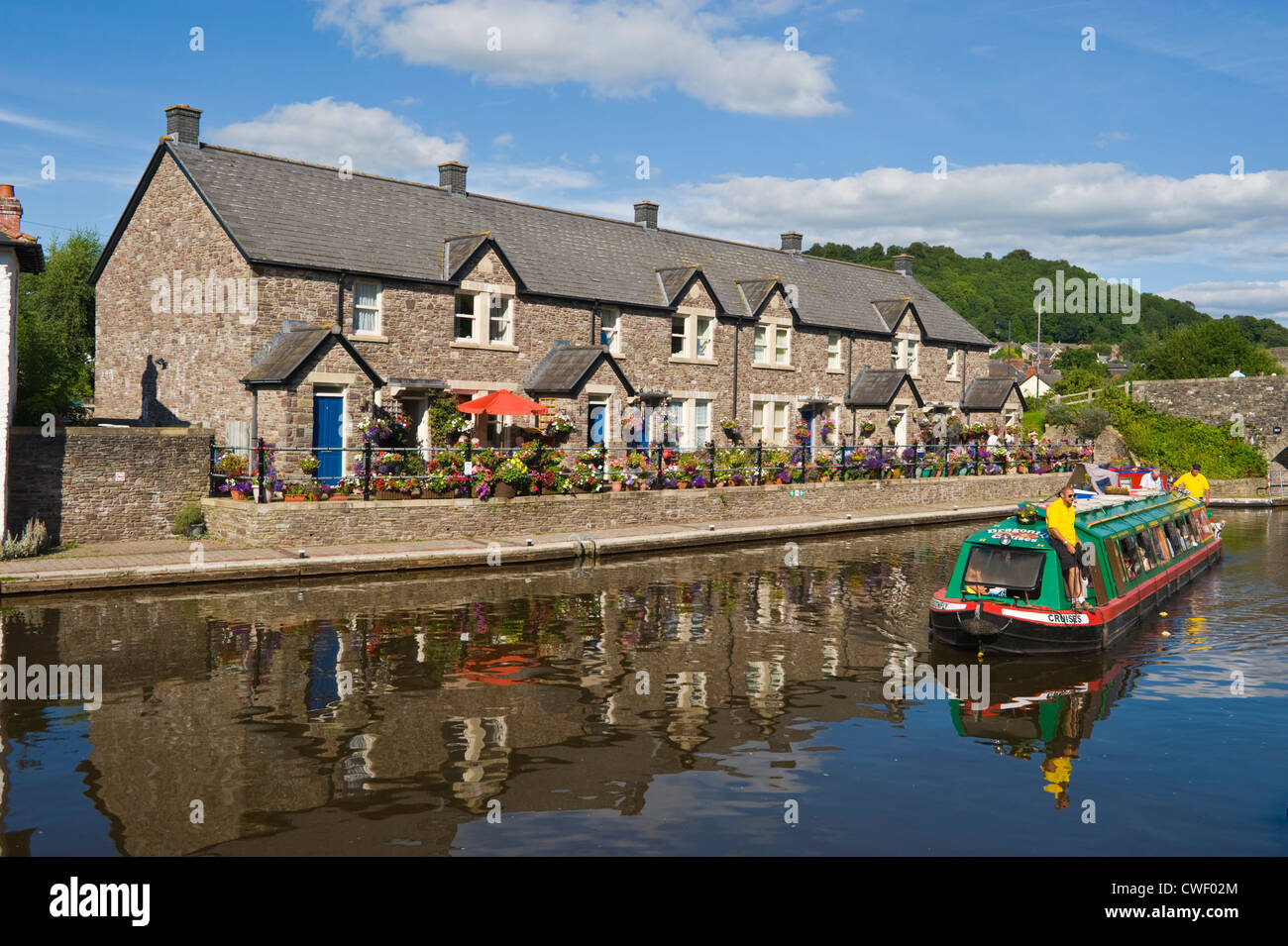 Banca Canale di Beagle pittoreschi cottage e narrowboat turistica a Brecon, Powys, South Wales, Cymru, REGNO UNITO Foto Stock