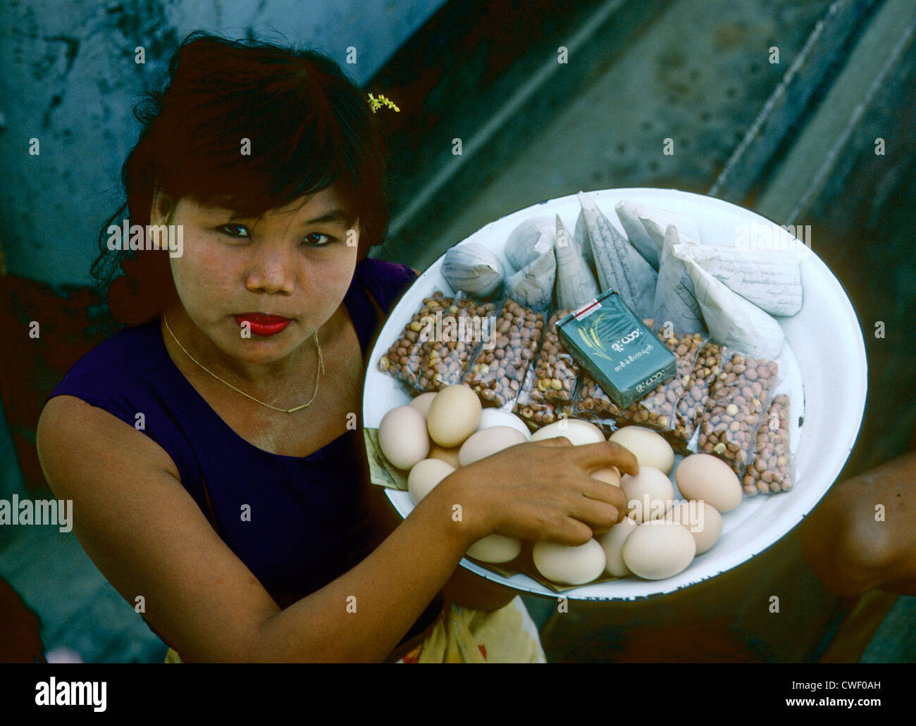 Ragazza la vendita di uova fiume Irrawaddy Birmania Foto Stock