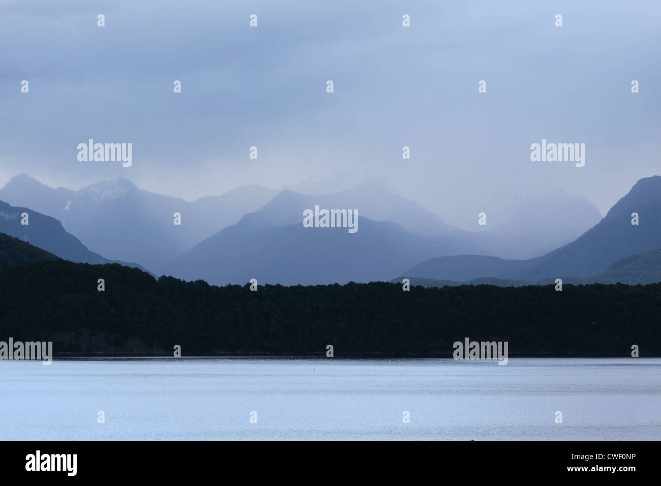 Lago Manapouri sotto la pioggia, Southland, Isola del Sud, Nuova Zelanda Foto Stock