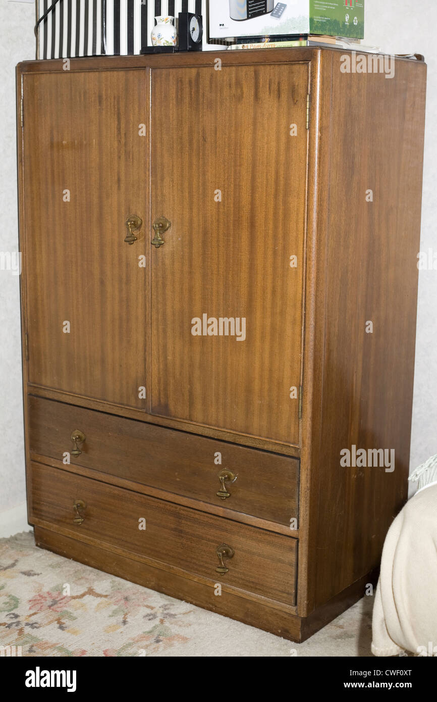 Una camera da letto in legno credenza con richiama,porte,gestisce Foto Stock