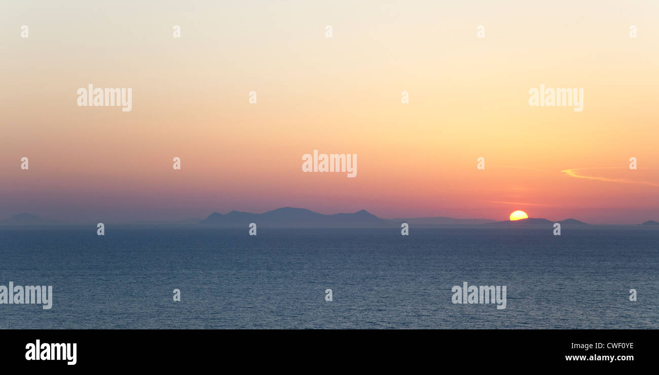 Il tramonto visto da Oía, Santorini, Grecia. L'antica città greca è conosciuta in tutto il mondo per i suoi ottimi tramonti. Foto Stock