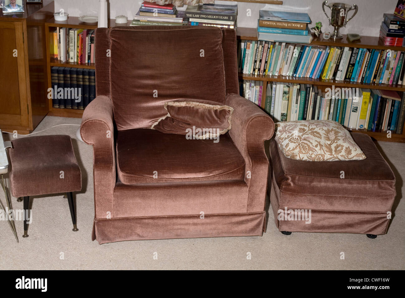 Una poltrona con footstools e cuscini e assicurano il massimo comfort in una sala lounge voli interni Foto Stock