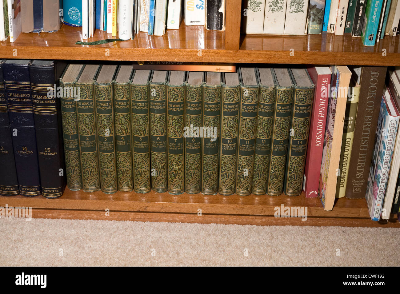 Un 1903 edizione delle opere complete di William Shakespeare in una libreria è circondato da altri libri Foto Stock