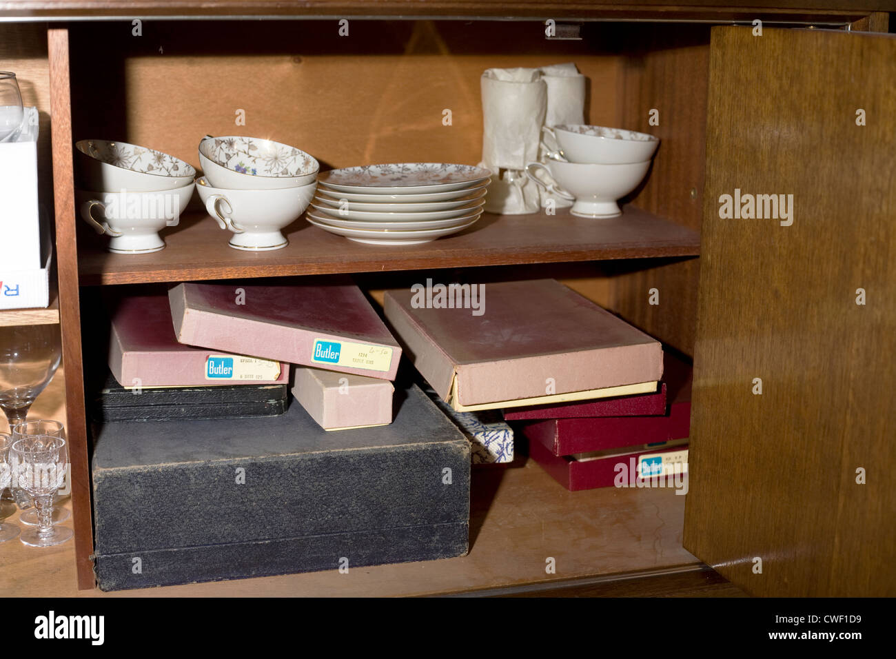 Scatolato di posate e stoviglie/Cina all'interno di una credenza in legno Foto Stock