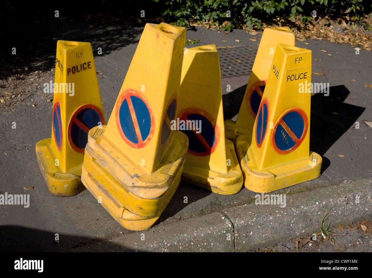 Gruppo di polizia giallo nessuna attesa (e nessun parcheggio) coni a Havant, Hampshire Foto Stock