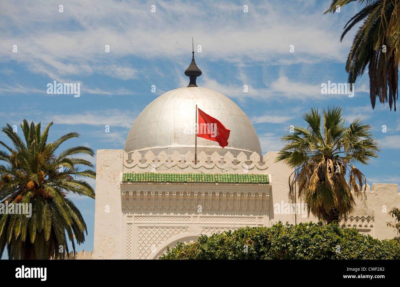 Landmark argento grande moschea a cupola Sousse Tunisia Africa con bandiera nazionale battenti Foto Stock