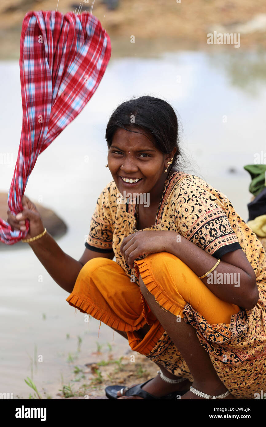 Rurale donna indiana facendo erede servizio lavanderia Andhra Pradesh in India del Sud Foto Stock