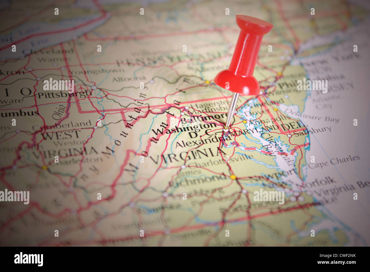 Pin di colore rosso su una mappa d'America, Washington D.C. Foto Stock