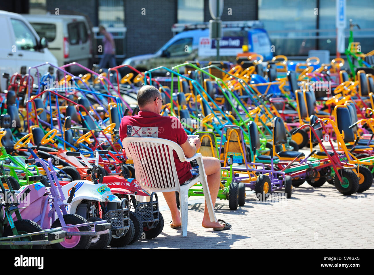 Lettera di go-cart sulla diga del mare promenade a Seaside Resort Koksijde lungo la costa del Mare del Nord durante le vacanze estive, Belgio Foto Stock