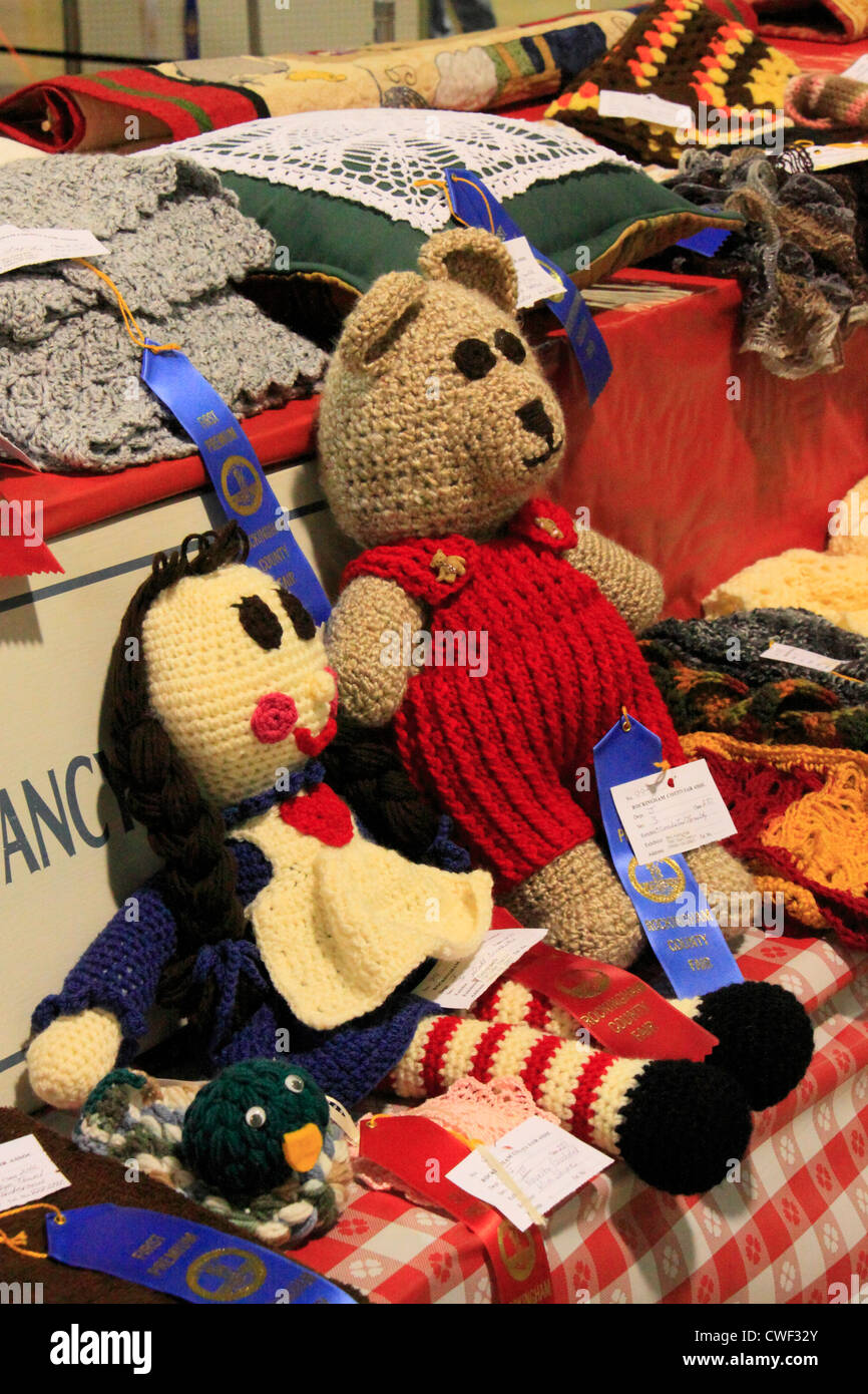 Giocattoli imbottiti, cucitura concorrenza, Rockingham County Fair, Harrisonburg, Shenandoah Valley, Virginia, Stati Uniti d'America Foto Stock