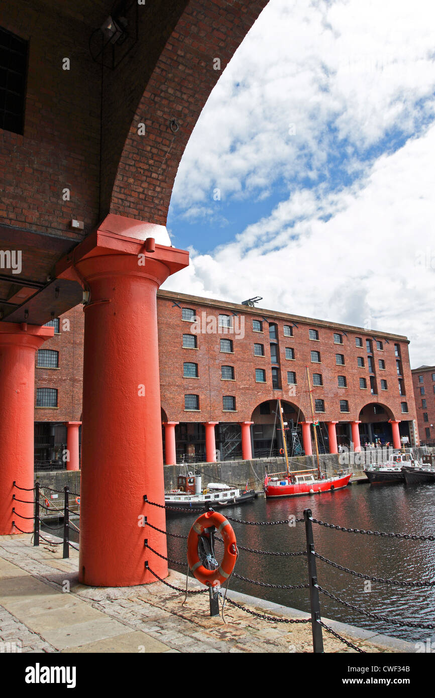 I vecchi magazzini sull'Albert Dock, Liverpool, Merseyside che è stato ristrutturato e trasformato in un'attrazione turistica. Foto Stock
