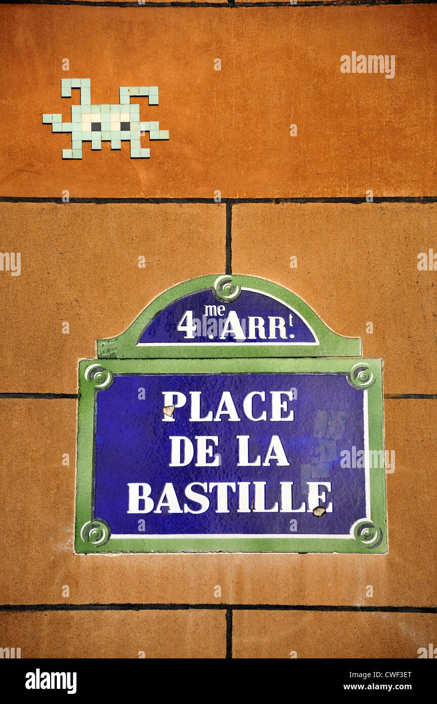 Parigi, Francia. Piastrella ceramica "Graffiti" sconosciuto artista di strada invasore dello spazio, nella Place de la Bastille (Agosto 2012) Foto Stock