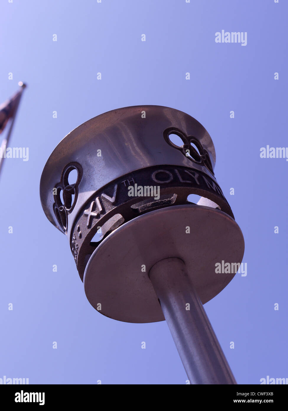 La torcia olimpica di Londra del 1948 in mostra a Londra, Regno Unito, per commemorare i "Giochi di austerità" del dopoguerra e celebrare la storia olimpica, il patrimonio storico e i cimeli iconici delle XIV Olimpiadi tenutesi nella capitale britannica Foto Stock