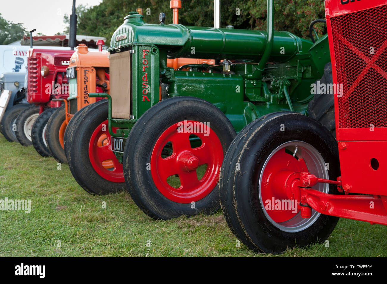 Colorato i vecchi trattori a Fenland Paese mostrano Cambridgeshire Regno Unito Foto Stock