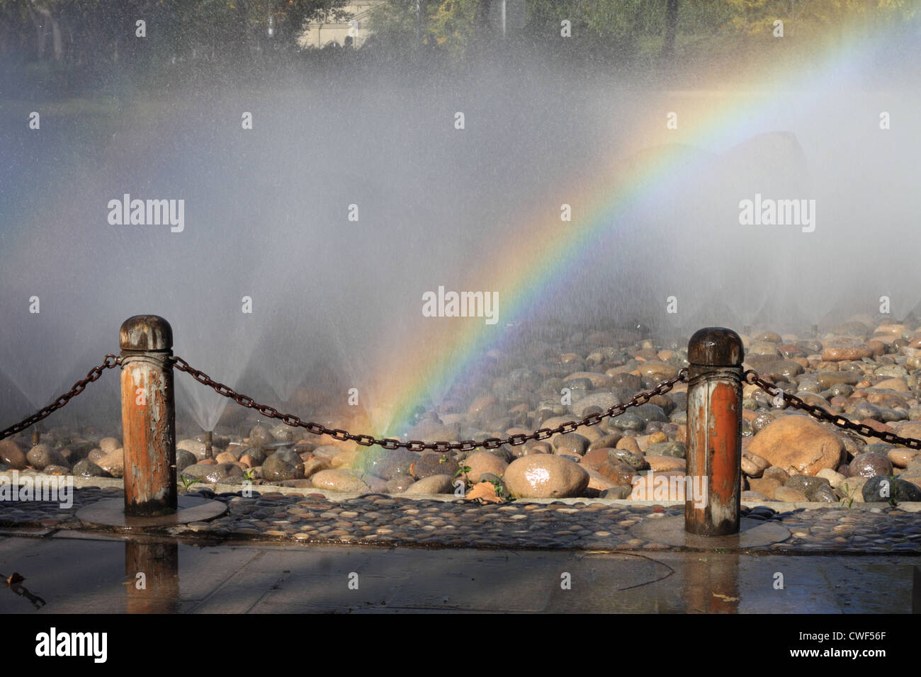 Un bellissimo arcobaleno nella fontana. Foto Stock