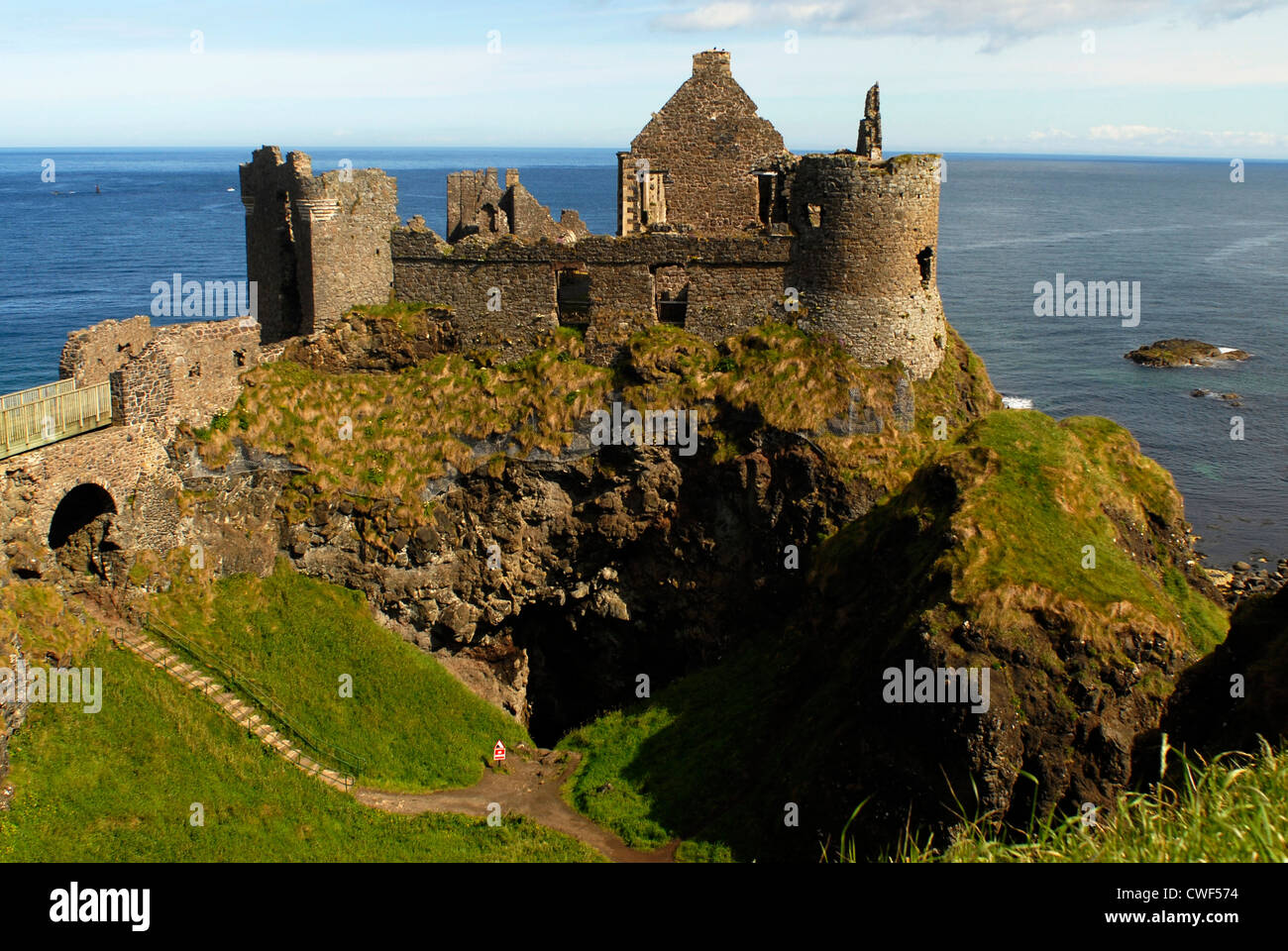 Dunluce Castle, Strada Costiera, County Antrim, Ulster, Irlanda del Nord, Regno Unito, Europa. Foto Stock