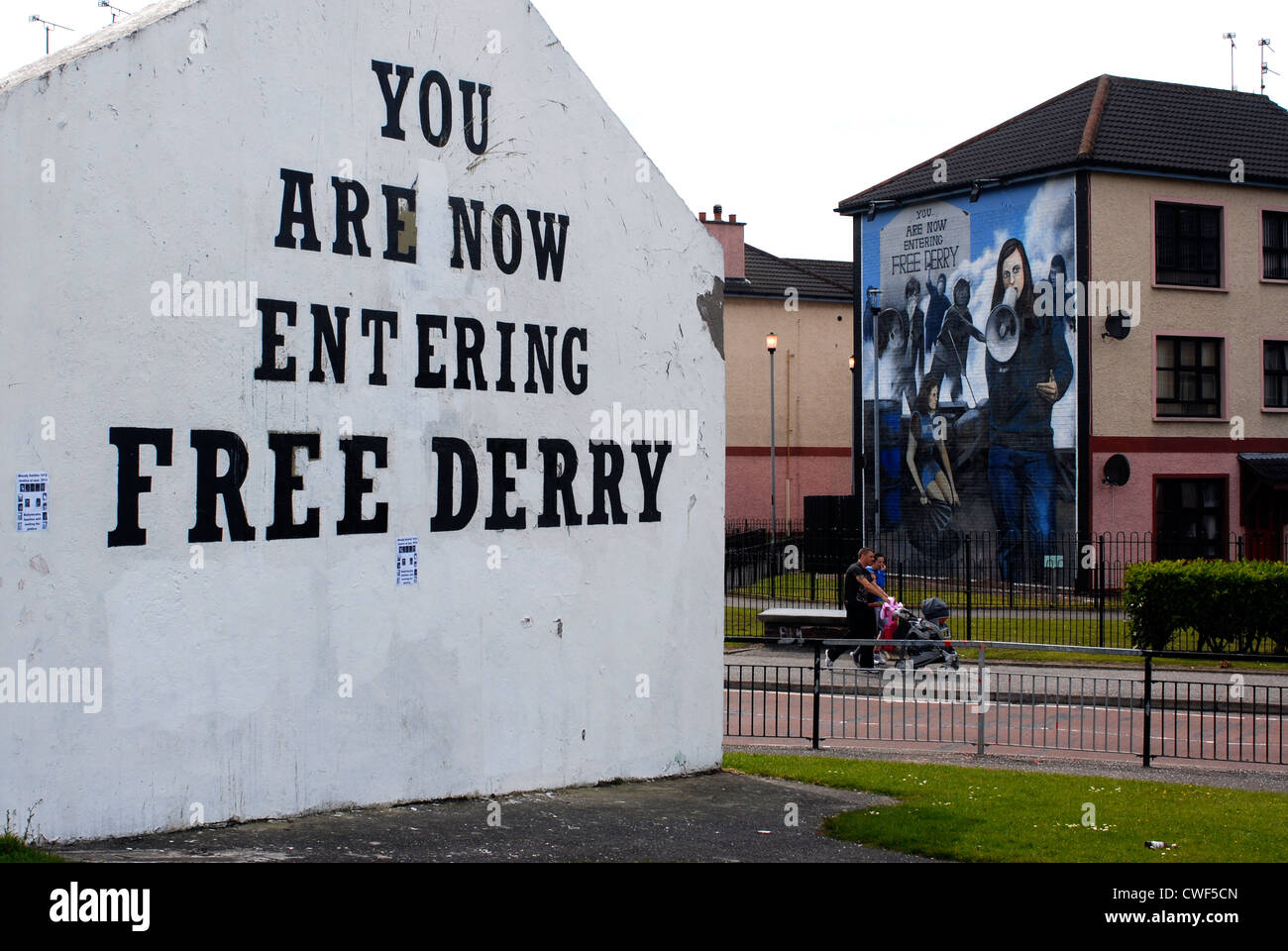 'Free Derry Corner' monumento e il murale nel Bogside, Derry, Londonderry, nella contea di Derry, Ulster, Irlanda del Nord, Regno Unito, Europa. Foto Stock