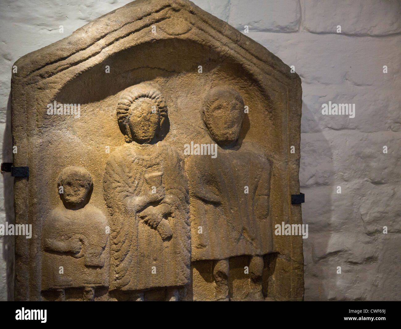 Lapide funeraria romana nella parrocchia di Tutti i Santi a Ilkley nel West Yorkshire Inghilterra Foto Stock