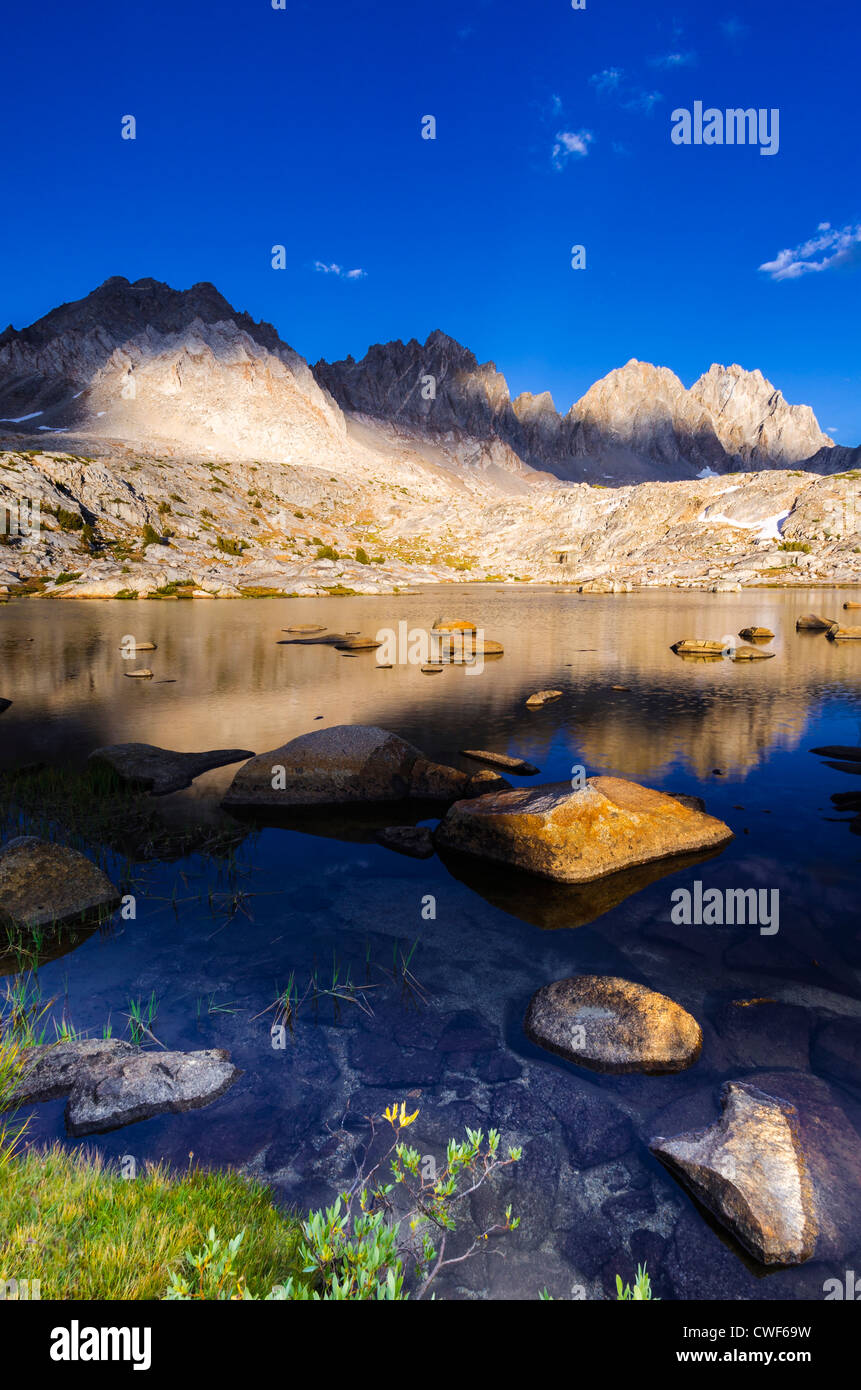 Il Palisades sopra il lago nel bacino Dusy, Kings Canyon National Park, California USA Foto Stock