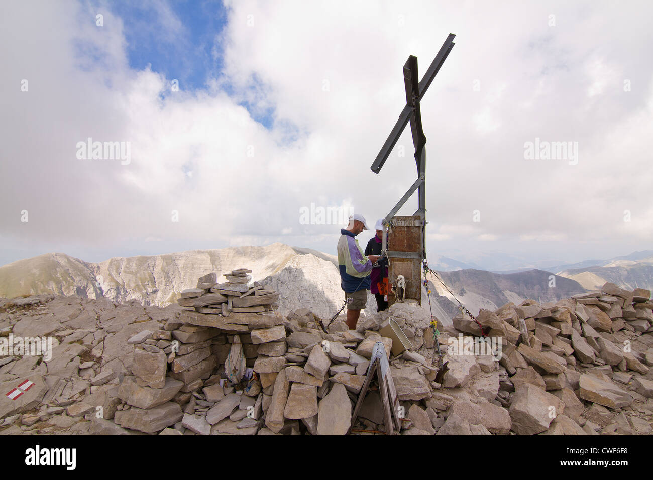 Gli escursionisti presso la cima del Monte Vettore in corrispondenza di un'elevazione di 2,478m (8,130ft) in Appennino Italia Foto Stock
