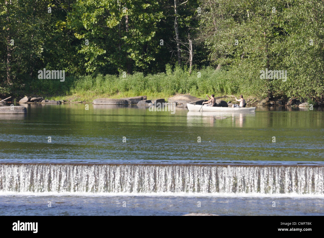 Persone che pescano in canoa sul fiume James a Richmond, Virginia, Stati Uniti Foto Stock