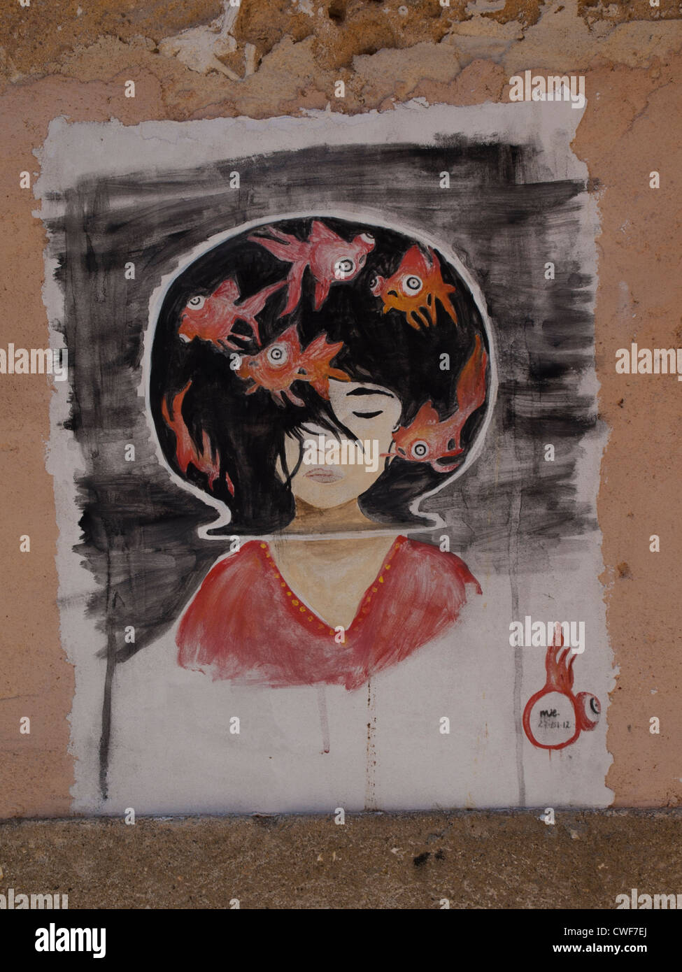 Ragazza con acquario e pesci in graffiti Foto Stock