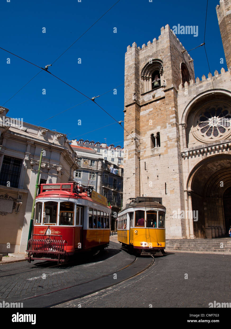 I tram passano dal Consiglio di Lisbona Cattedrale Sé facciata Foto Stock