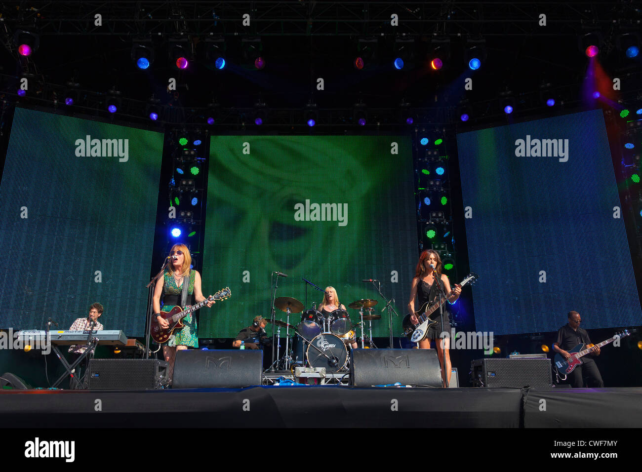 Il gruppo Le schiave esibirsi sul palco del Festival di riavvolgimento Henley on Thames 2012. PER0242 Foto Stock