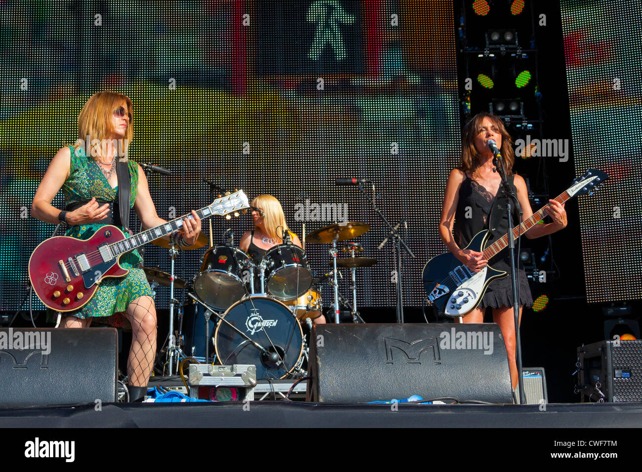 Il gruppo Le schiave esibirsi sul palco del Festival di riavvolgimento Henley on Thames 2012. PER0247 Foto Stock