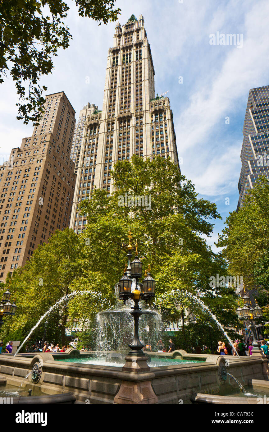 Woolworth Building dietro il Municipio Parco fontana, la parte inferiore di Manhattan, New York City Foto Stock