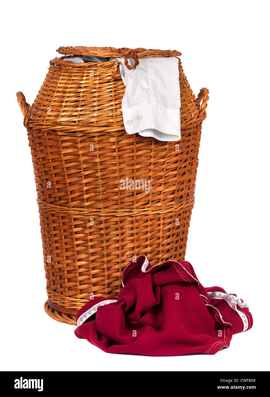 Lavanderia in vimini cesto o ostacolare il pieno con vestiti sporchi su sfondo bianco Foto Stock