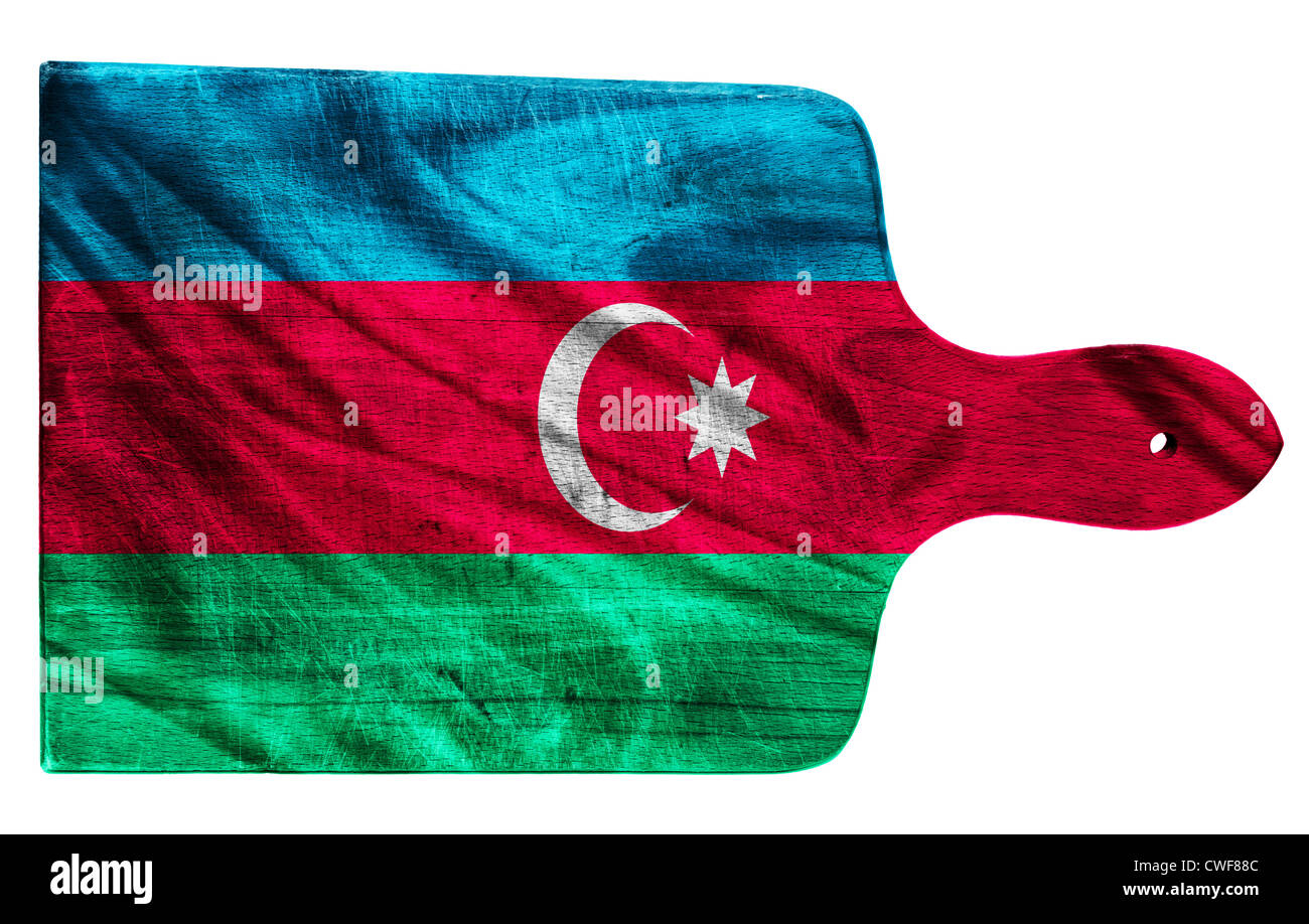 Textured Azerbaigian bandiera dipinta sul vecchio usato pesantemente la trinciatura o la scheda di taglio su sfondo bianco Foto Stock