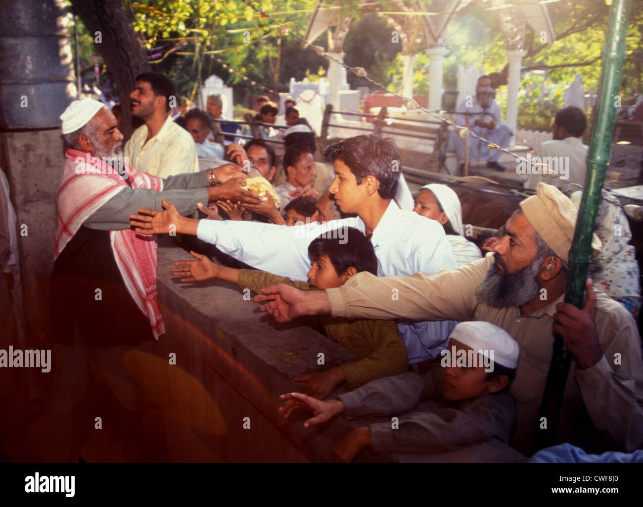 Consegna del cibo ai poveri in un santuario musulmano in Pakistan Foto Stock