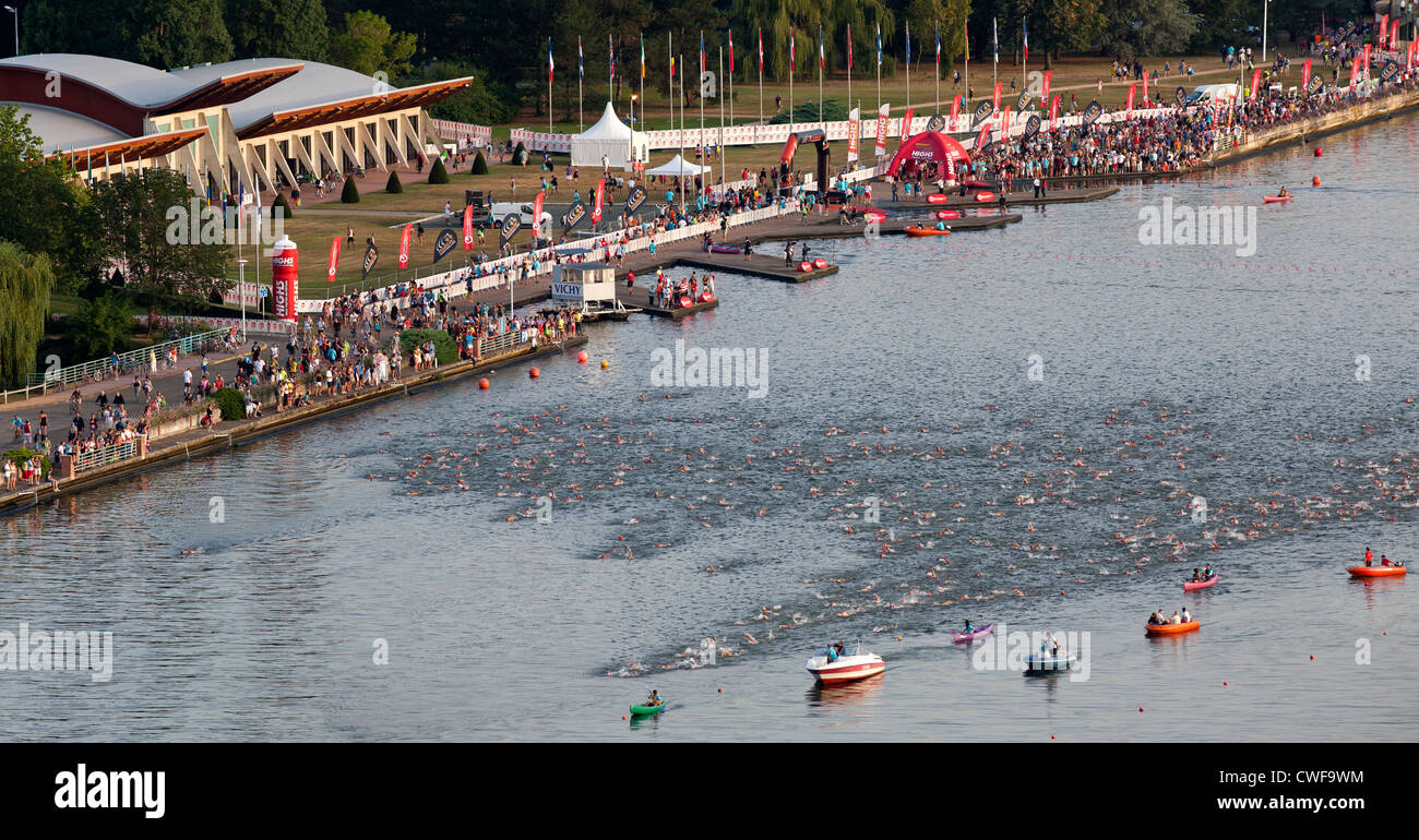 Gara di triathlon Ironman (), noto come 'Challenge Vichy '. Nuoto start visto da sopra. Vichy - Allier - Auvergne - Francia Foto Stock