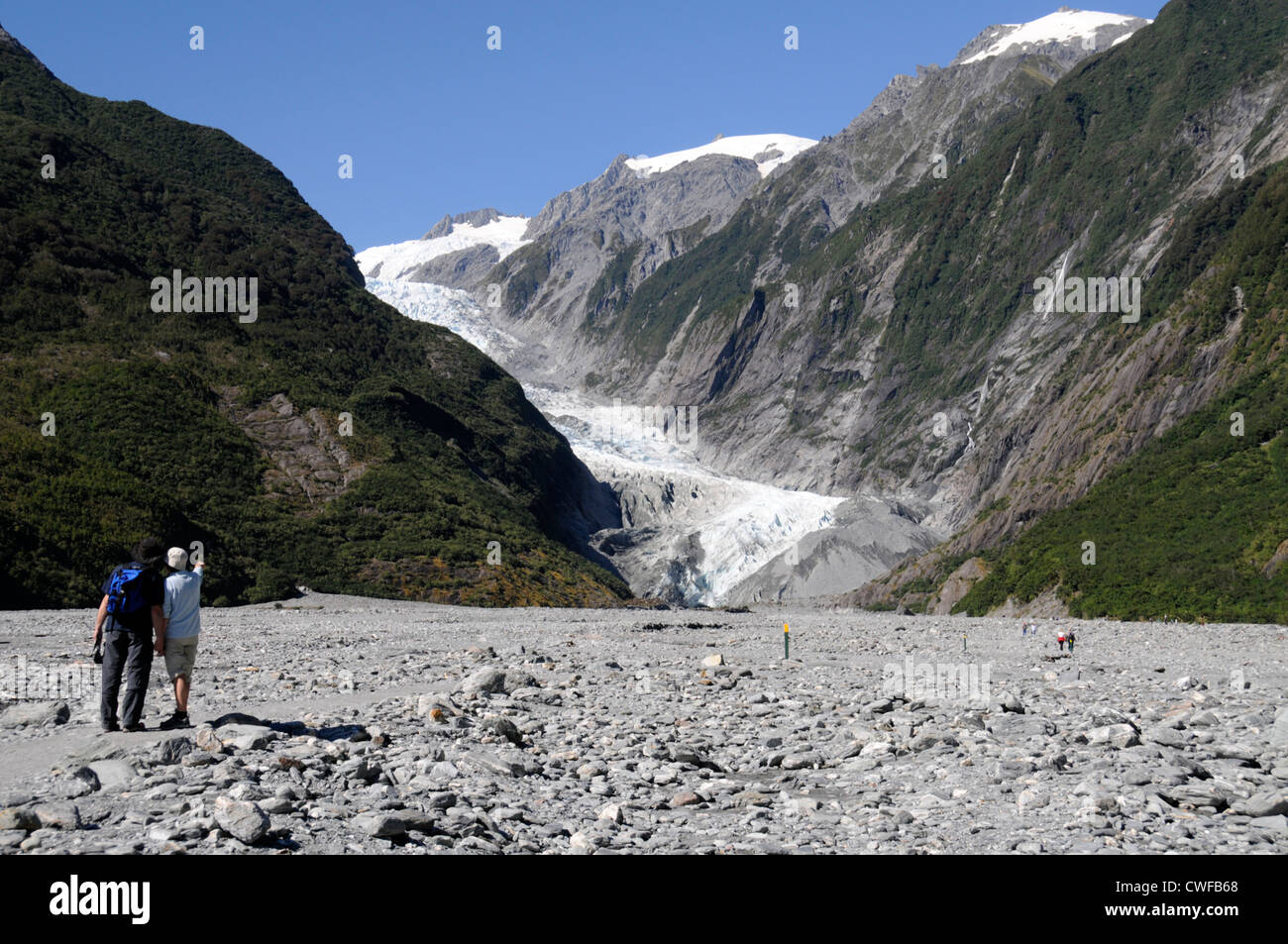 I visitatori utilizzano un sentiero ben disposto che conduce ai piedi del ghiacciaio Franz Josef, lungo 12 km, situato nel Parco Nazionale Westland Tai Poutini, a ovest Foto Stock