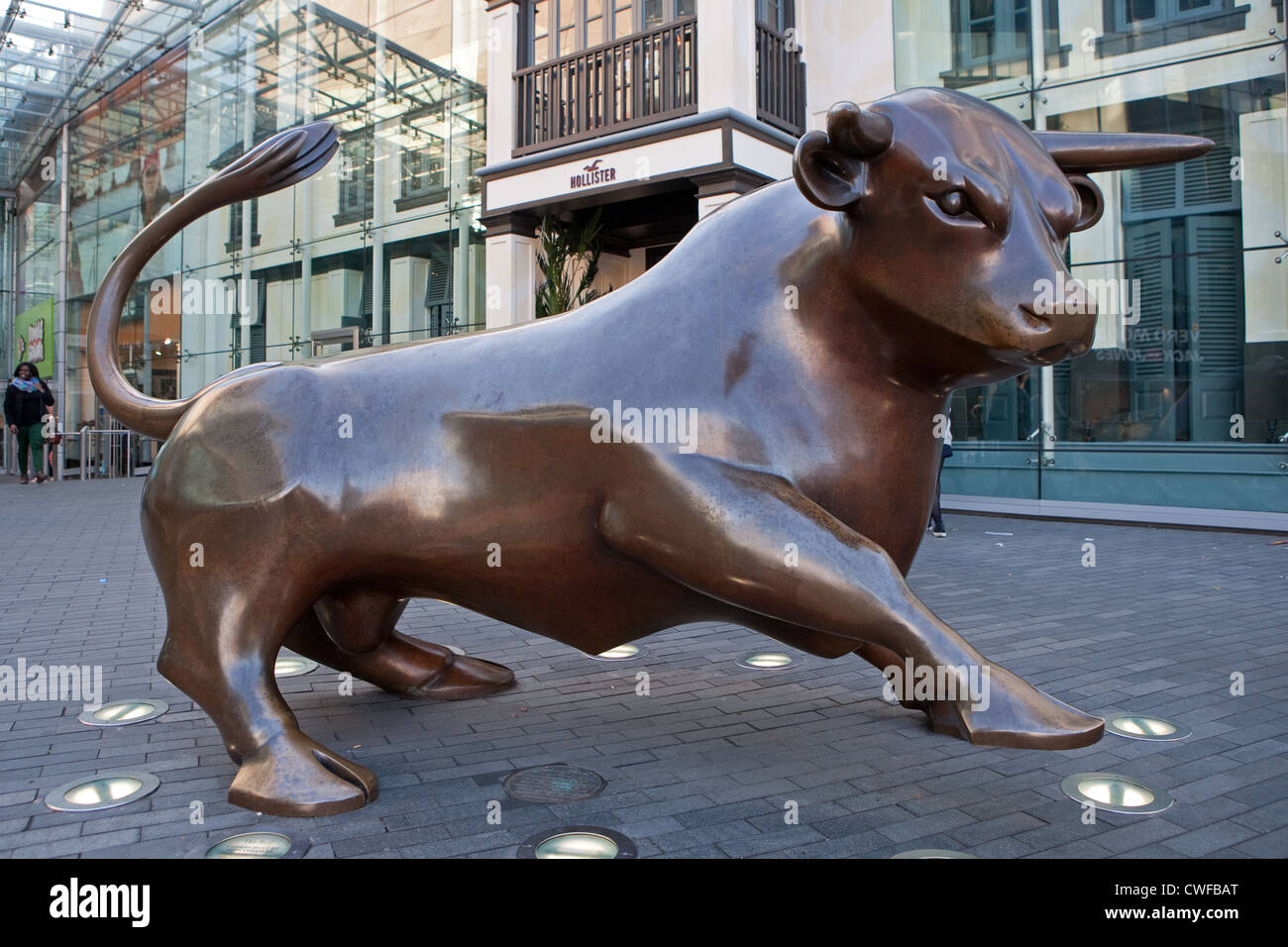 Una statua di bronzo di un toro al centro shopping Bull Ring di Birmingham Foto Stock