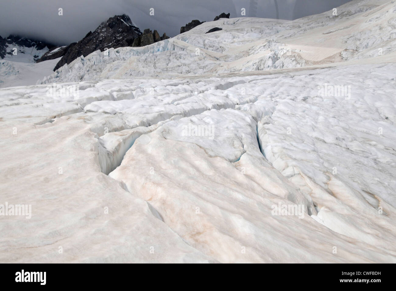 Profondi crepacci si formano sulla cima del ghiacciaio Franz Josef lungo 12 km, situato nel Parco Nazionale Westland Tai Poutini sulla costa occidentale della Nuova Zelanda Foto Stock