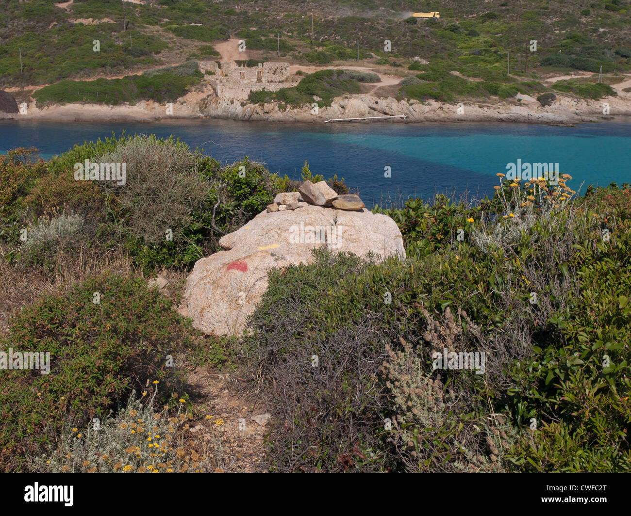 Passeggiata costiera vicino a Calvi in Corsica con vedute di arbusti e cespugli blu mare Mediterraneo Foto Stock