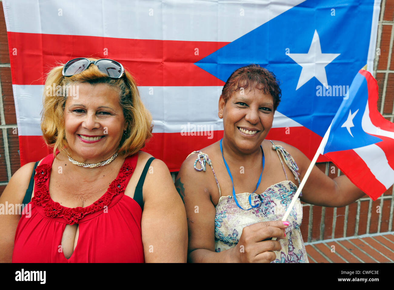 Il Puerto Rican donne durante il festival il City Hall Plaza, Boston, Massachusetts Foto Stock
