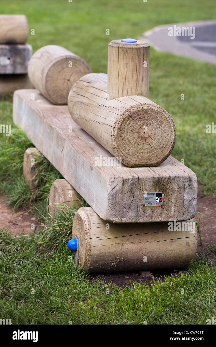 Le attrezzature gioco per bambini in un parco all'inglese. Un giocattolo di legno treno. Foto Stock