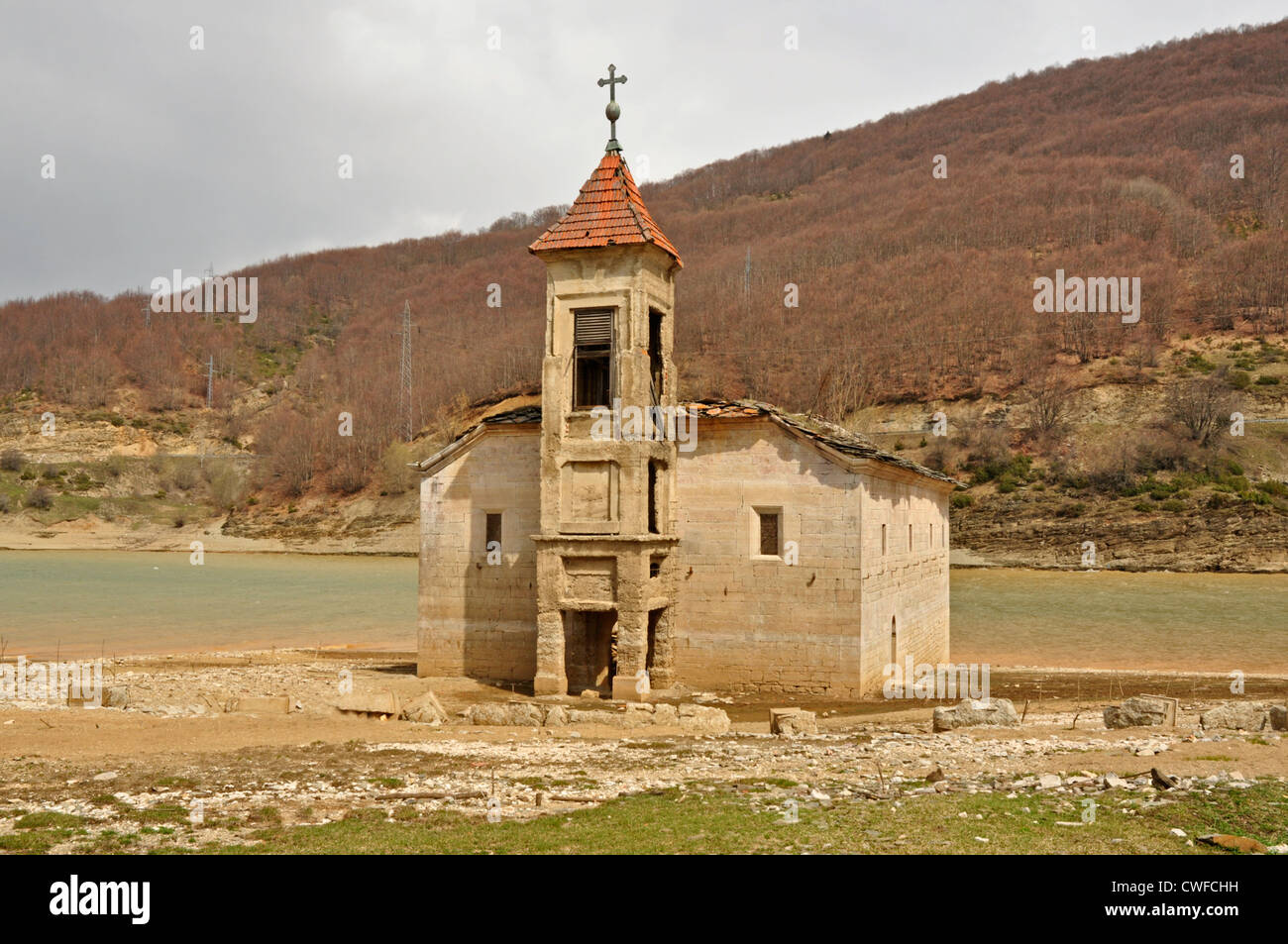 L'Europa, Macedonia, Mavrovo National Park, la chiesa di San Nicola, soffocata da sbarramento al lago ma visibili durante periodi asciutti Foto Stock